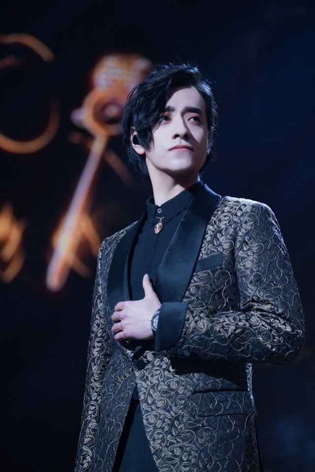 郑云龙形容平时的自己:就是无聊、懒、简单!也不喜欢听自己的歌