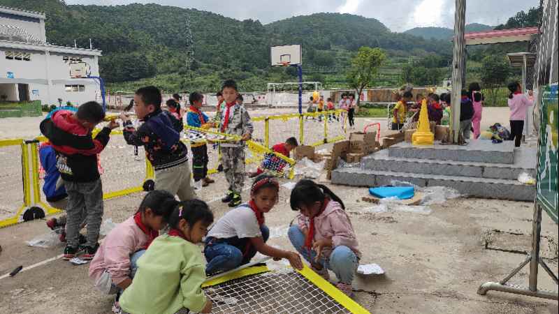 一位支教云南山区的郜林球迷,让两支班级女足穿上了深足球衣