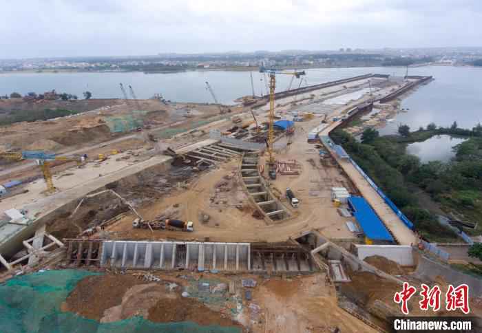 海口文明东越江通道项目施工忙 骆云飞 摄 海南重点园区加快复工复产助力自贸区(港)建设