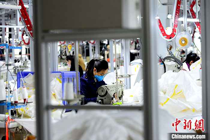 3月2日拍摄的福州一复工复产企业内景。据福建省卫生健康委员会通报,截至3月1日24时,福建省累计报告确诊病例296例,其中危重型1例、重型1例、死亡病例1例;累计治愈出院病例247例。目前,福建多地多措并举招用工。 中新社记者 王东明 摄 福建累计治愈出院病例247例 多措并举纾解“招工难”