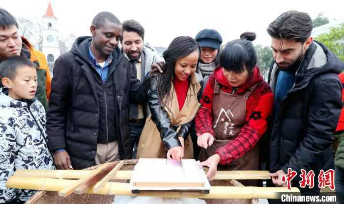 外国友人体验制作礼糕 谢尚国 摄