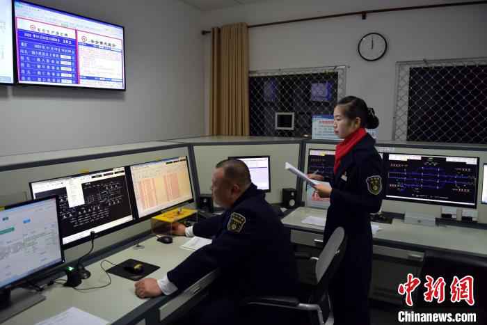 子时：胡兰在车站行车室参加行车设备操作演练。　宋曹梓瀚 摄