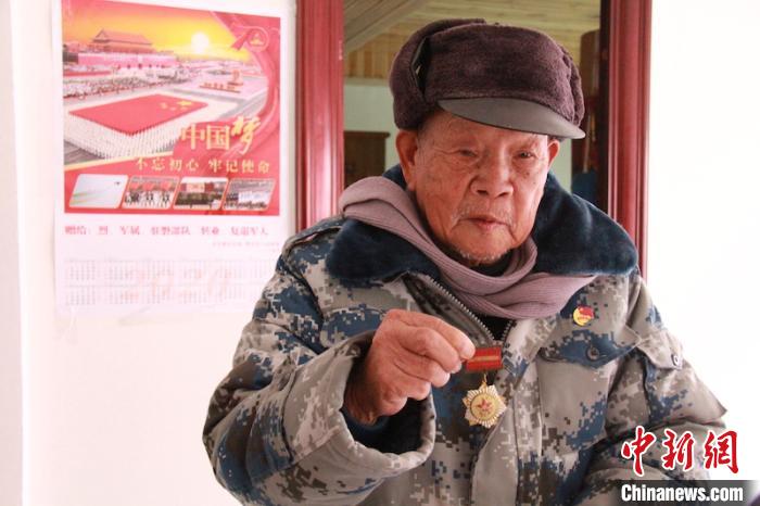 卢加丁平日里最爱穿的就是这身迷彩服 公安提供 摄 取空三张存折 89岁老兵为抗击疫情捐出万元现金