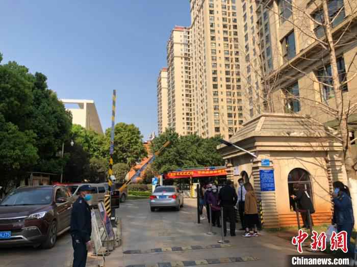 图为医大广场小区门口。 刀志楠 摄 云南境外输入风险严峻 首例输入确诊病例居住单元已封闭