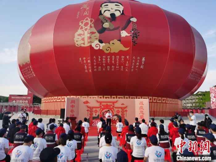 近百名一线抗疫医护人员到四川阆中补过正宗中国年。 王爵 摄 百名“疫”线医护人员欢聚四川阆中古城 补过正宗中国年