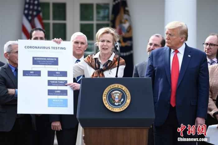 当地时间3月13日,美国总统特朗普在白宫宣布“国家紧急状态”,应对新冠肺炎疫情。图为白宫新冠肺炎疫情协调官德博拉·博克斯在发布会上介绍测试流程。 中新社记者 陈孟统 摄 特朗普称希望韩提供医疗设备 文在寅:若有剩余将尽可能帮助