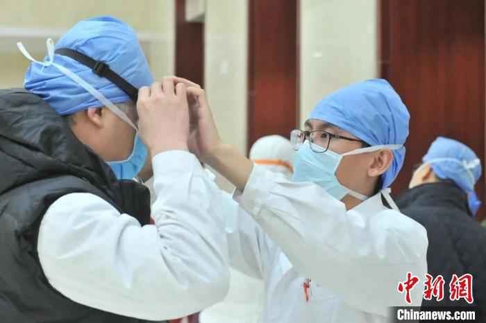 工作中的石嘉恒。乐清宣传部供图 浙江乐清“90后”医生继续坚守武汉:你们先撤,我们殿后